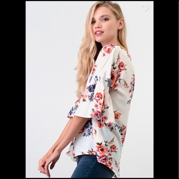 π Ivory Floral TopπΈ - Picture 4 of 12